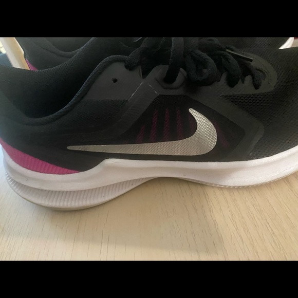 Nike Women’s Running Shoes. Size :9 Color: Black Pink and Silver. - Picture 3 of 5